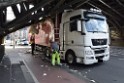 LKW blieb unter Bruecke haengen Koeln Deutz Opladenerstr Deutz Muelheimerstr P027